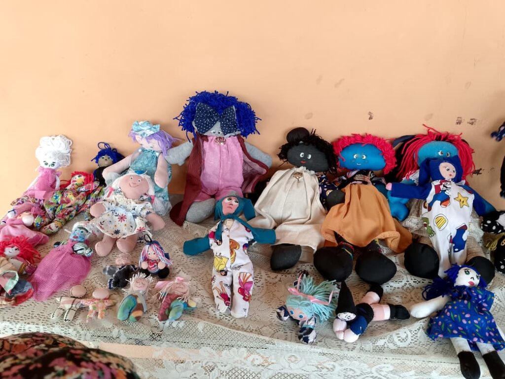 Gran despliegue creativo se vivió en el cierre del taller de muñecas de trapo realizado por 20 mujeres en Yucatán en la zona norte de Barquisimeto » photo 2026 06 12 22 57 07 »