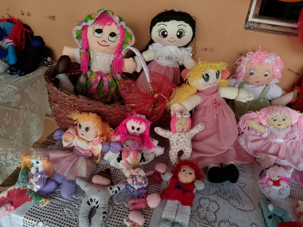 Gran despliegue creativo se vivió en el cierre del taller de muñecas de trapo realizado por 20 mujeres en Yucatán en la zona norte de Barquisimeto » photo 2026 06 12 22 57 10 »