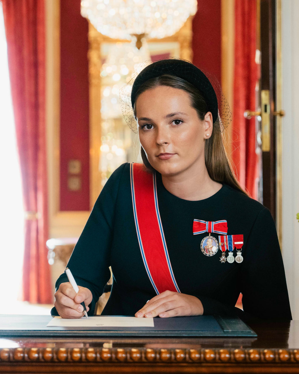¡Noruega inicia una nueva era! El Rey Haakon VIII asume el trono tras el fallecimiento de Harald V » photo 2026 09 02 21 37 49 »